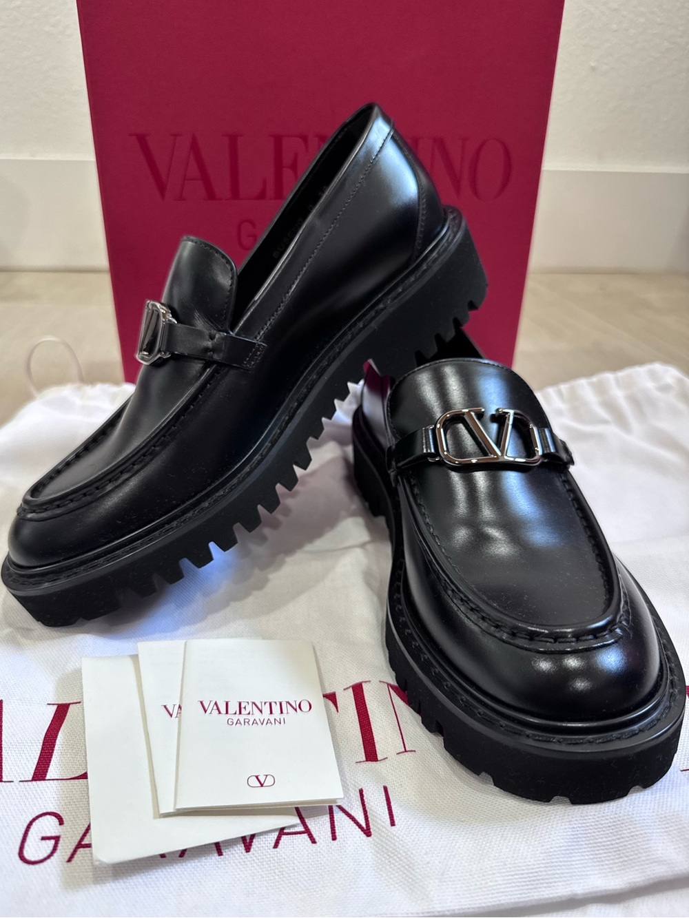 NEW VALENTINO GARAVANI
Leather VLogo Signature Loafers Sz: 38 - Picture 2 of 10